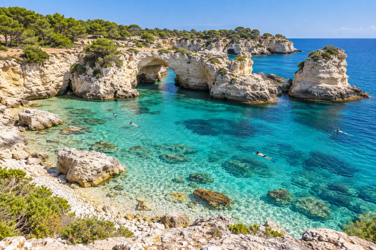 Plage du sud de l’Italie avec crique rocheuse et eau claire
